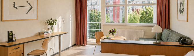 Helles modernisiertes Einzelzimmer mit Sitzbereich im Gästehaus Am Weberplatz Dresden