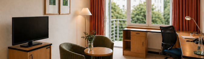Helles modernisiertes Twin-Zimmer mit Sitzbereich im Gästehaus Am Weberplatz Dresden