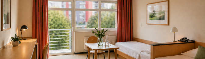 Helles modernisiertes barrierefreies Zimmer mit Sitzbereich im Gästehaus Am Weberplatz Dresden